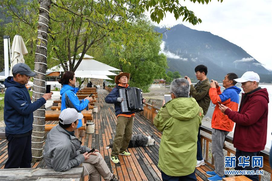 （壮丽70年·奋斗新时代·图文互动）（8）驶向幸福的“天路”——川藏公路藏区变迁