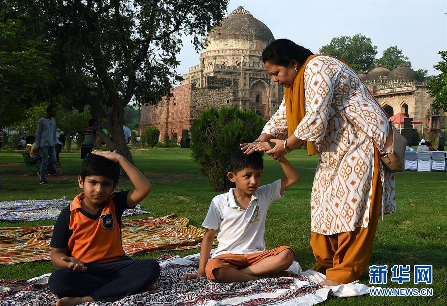 （国际）（4）印度民众迎接国际瑜伽日