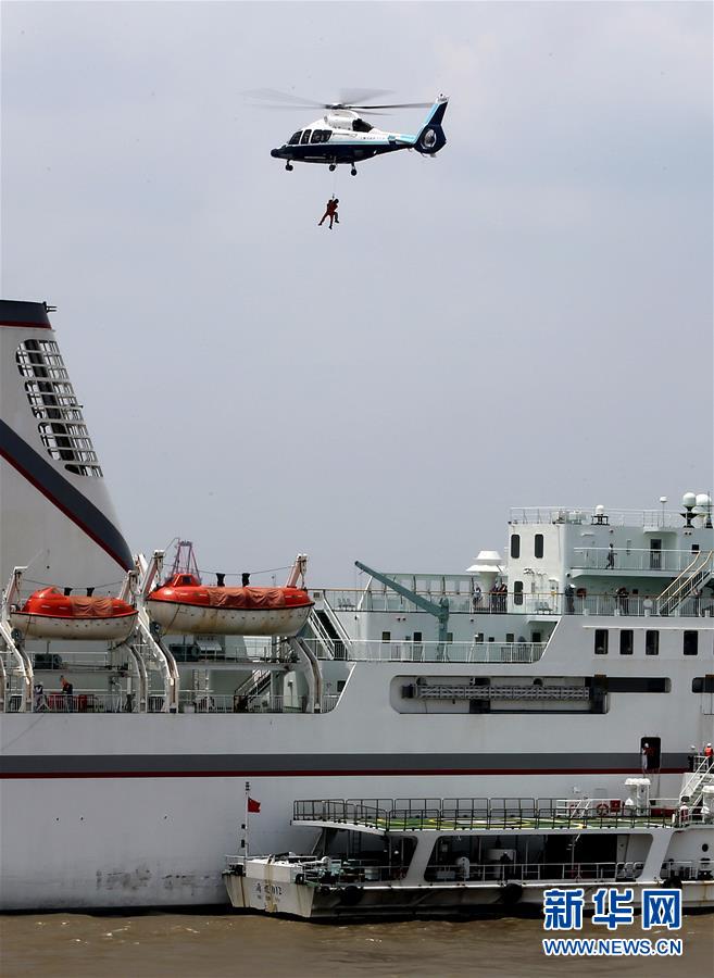 （社会）（7）上海举行国际邮轮海上救生应急演习