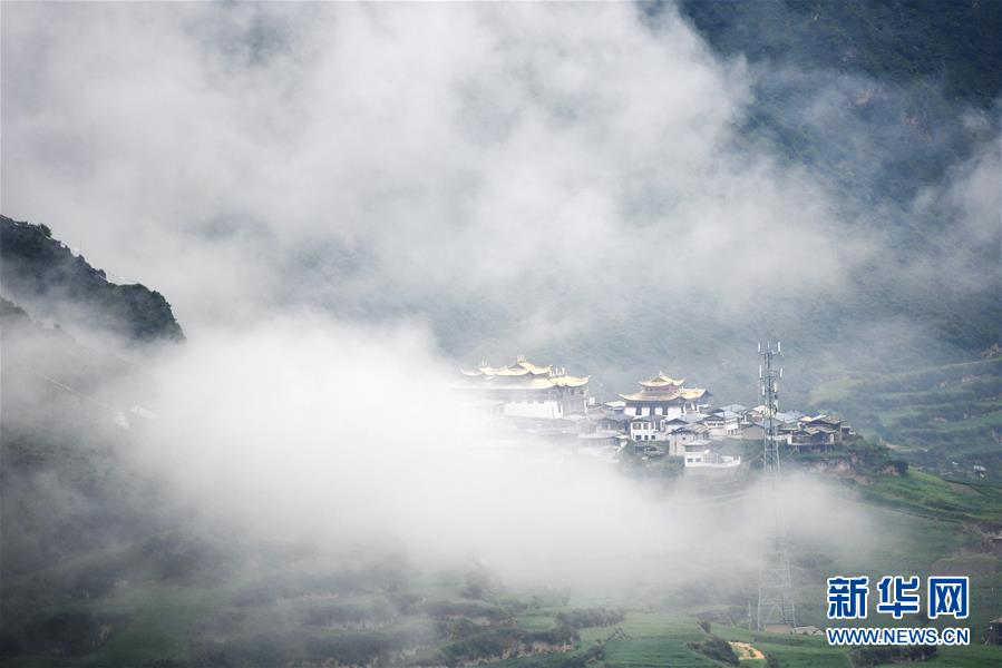 （美丽中国）（1）雾中仙境——扎尕那