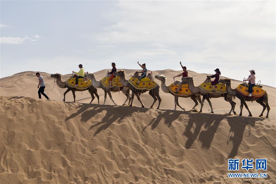 （社会）（1）新疆：沙漠旅游迎来黄金季