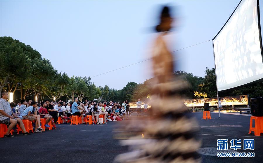 （社会）（2）凉爽夏夜 来看一场露天电影