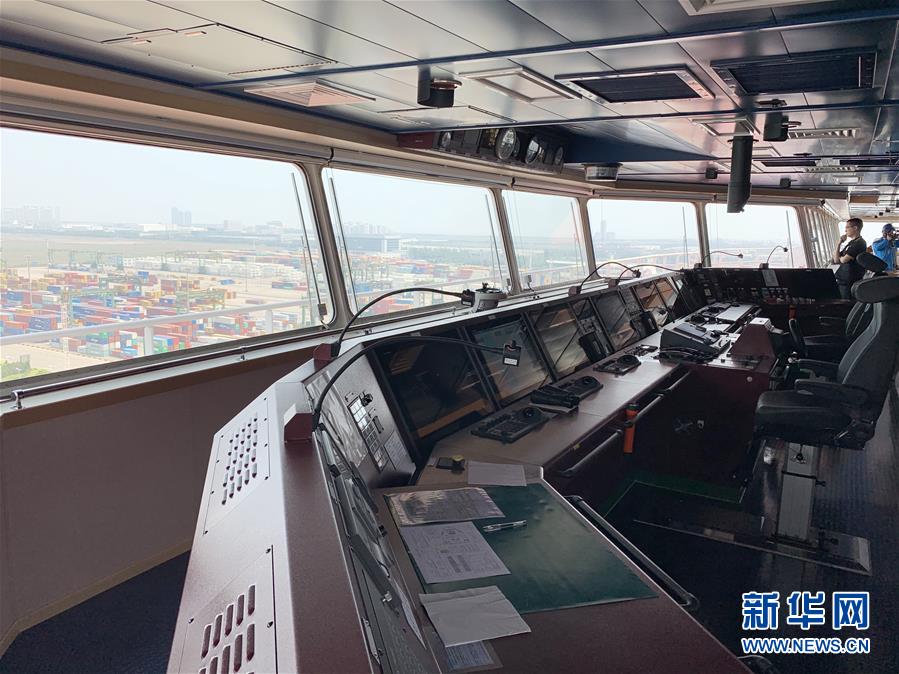 世界载箱量最大集装箱船“地中海古尔松”轮在天津港首航图3