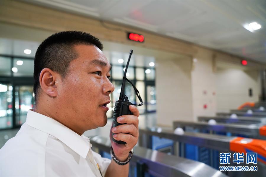 （图片故事）（2）哈尔滨站客运员霍大鹏：我与闸机为伴