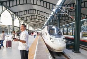 （图片故事）（6）哈尔滨站客运员霍大鹏：我与闸机为伴