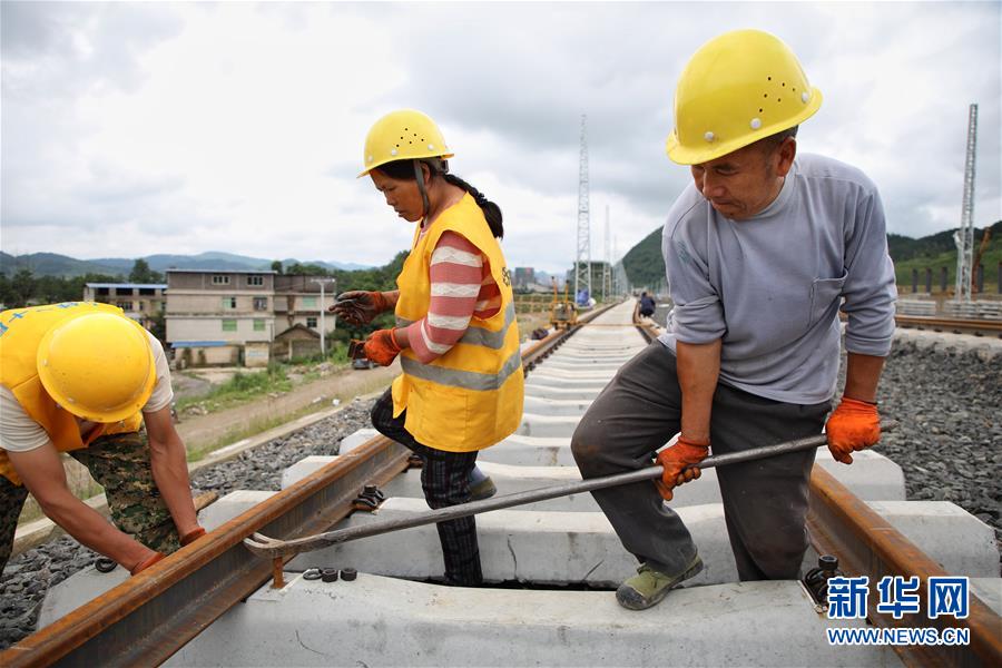 （社会）（5）贵州首条自建自营铁路铺轨完成