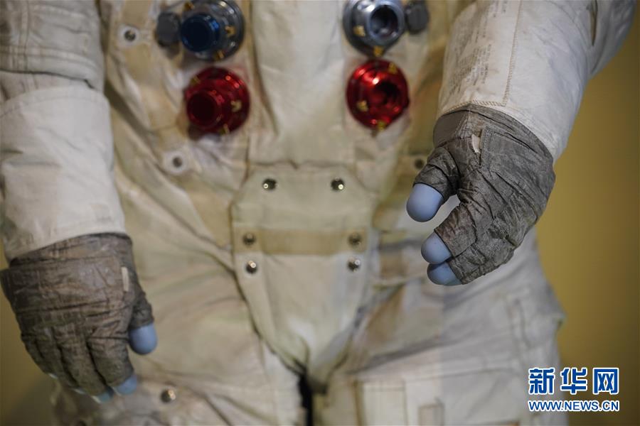 （新华视界）（5）阿姆斯特朗登月宇航服重新与公众见面