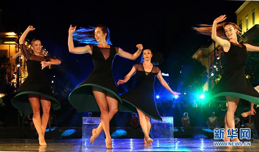（XHDW）（1）地拉那举办露天芭蕾舞表演