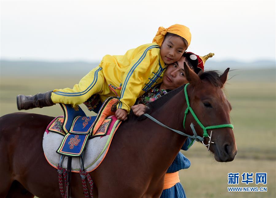 （图片故事）（9） 少女骑手马背上“飞驰”的夏天