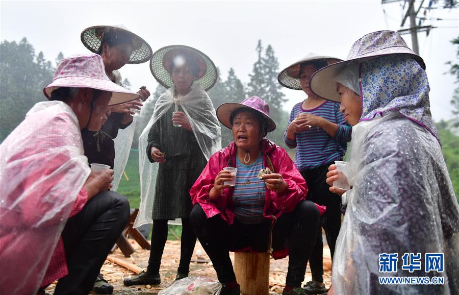 （社会）（8）苗山脱贫影像志——乌英苗寨的“娘子军”