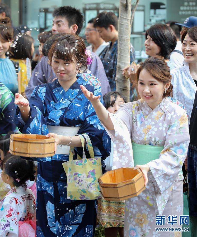 （国际）（1）日本东京：浴衣泼水 清凉一“夏”
