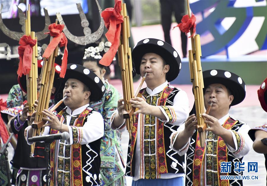 8月4日,来自贵州省黔东南苗族侗族自治州的演员在表演民族乐器.