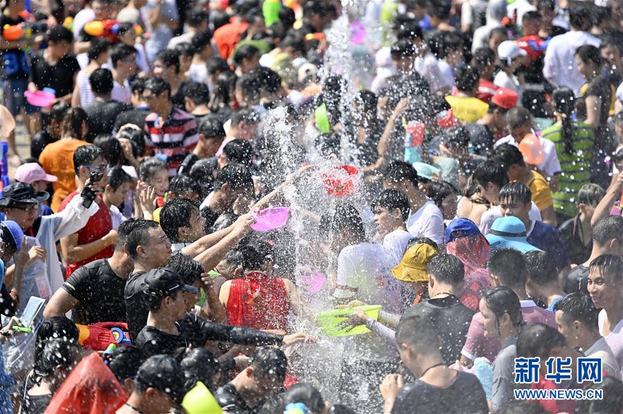 （社会）（3）海南保亭：嬉水祈福