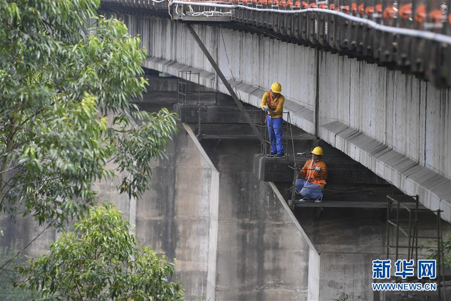 （图片故事）（8）守护铁路桥梁安全的“啄木鸟”