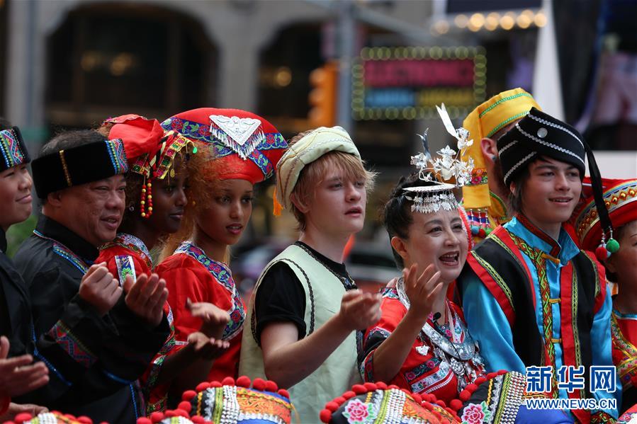 （国际）（4）纽约时报广场：山歌颂中华