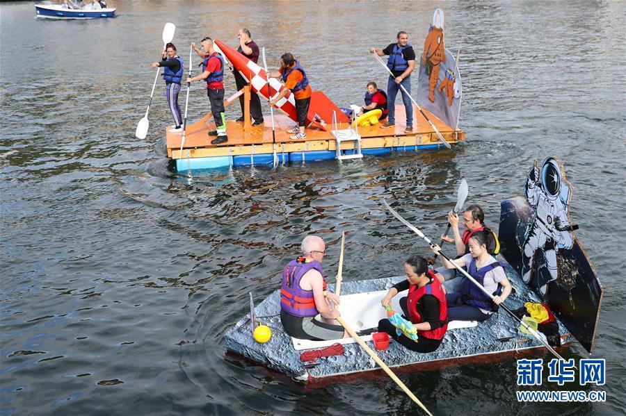 （国际）（4）比利时小城举办“浴缸划船节”