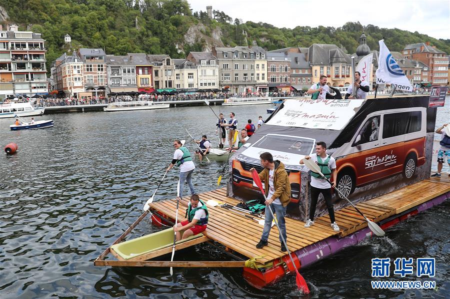 （国际）（1）比利时小城举办“浴缸划船节”