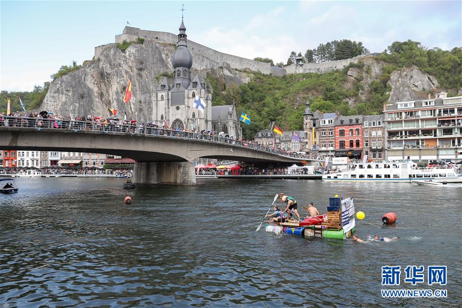 （国际）（2）比利时小城举办“浴缸划船节”