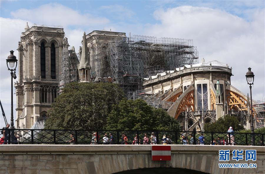 修缮中的巴黎圣母院图1