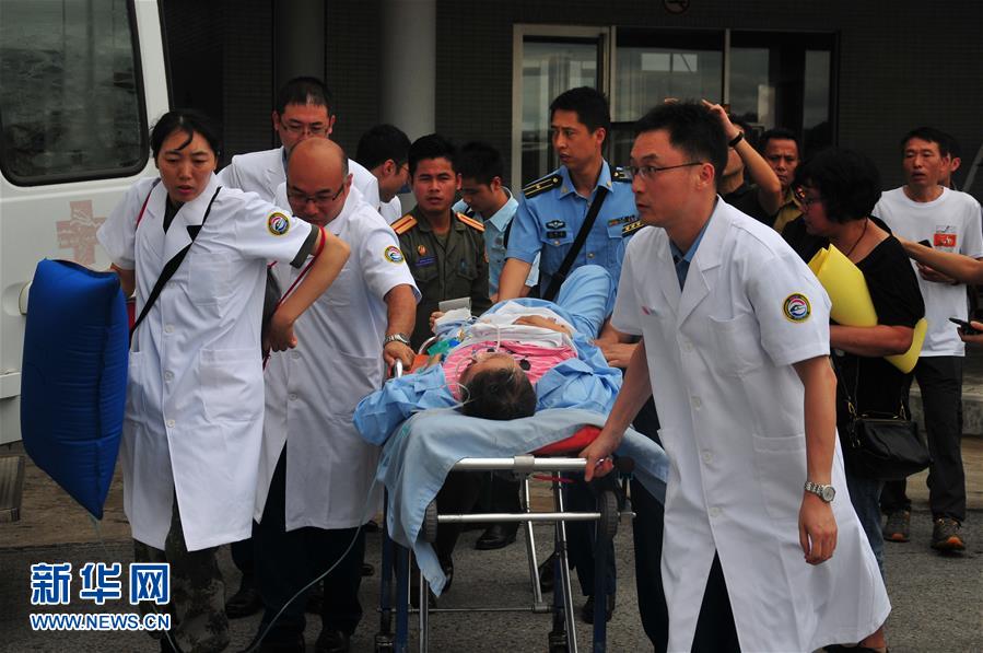 （国际）（2）首批老挝车祸受伤中国游客回国