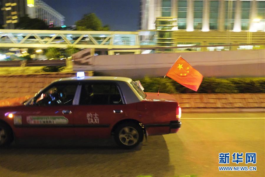 （港澳台·图文互动）（7）挂国旗、促稳定：香港的士司机发起“守护香港，风雨同舟”大行动