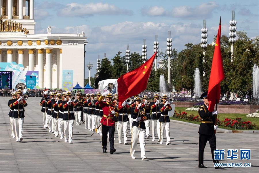 （国际）（2）中国人民解放军军乐团为莫斯科市民巡游演出