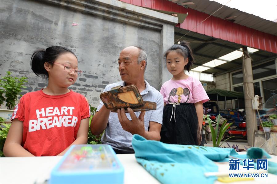 （开学季·图文互动）（2）书皮、书包、文具盒——小小文具见证生活走向富裕的脚步