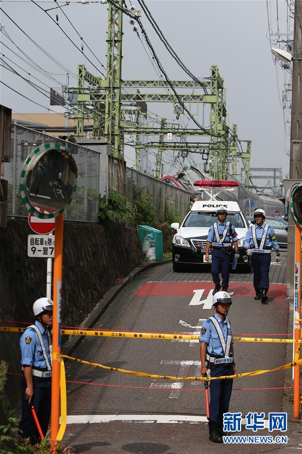 （国际）（1）日本神奈川县一电车与卡车相撞致1死34伤