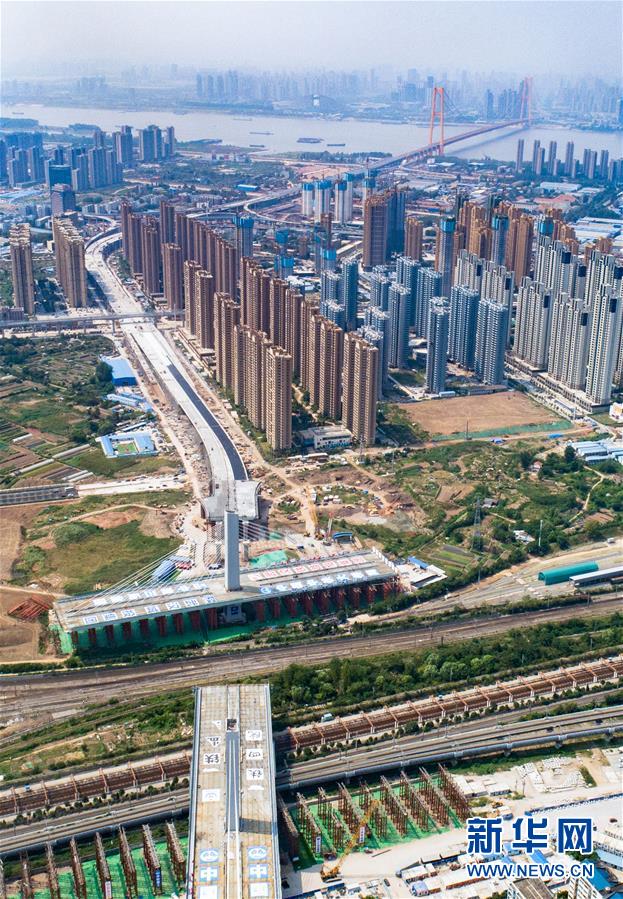 （经济）（3）武汉一座3.6万吨桥梁顺利转体跨越11条铁路线