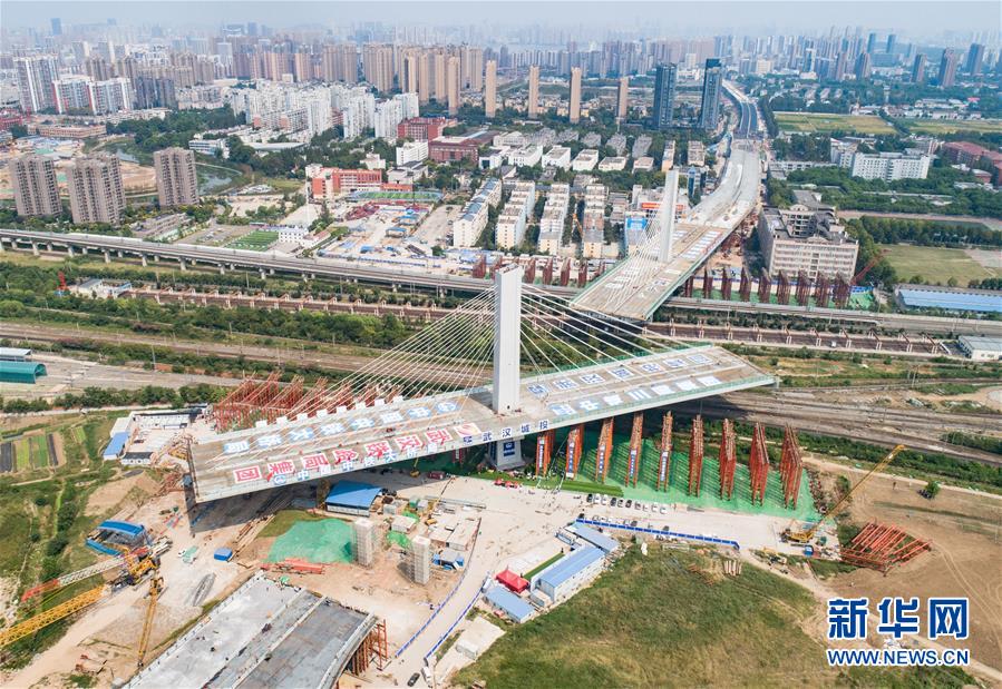 （经济）（4）武汉一座3.6万吨桥梁顺利转体跨越11条铁路线