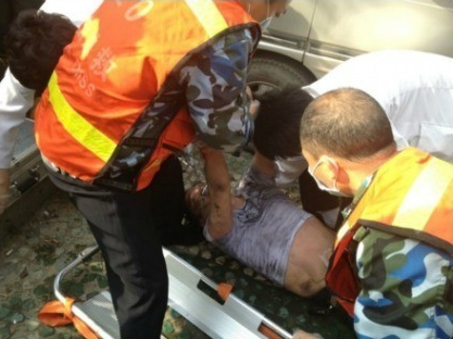 襄阳火灾：五六岁女孩受伤 抢救一小时后去世