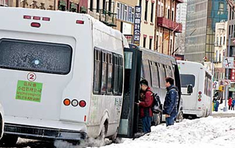 纽约暴风雪“埋”众多车辆华人通勤小巴恢复营运