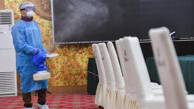 【多彩贵州网直击湖北鄂州】深夜！贵州援鄂州医疗队消杀小组对驻地进行预防性消毒