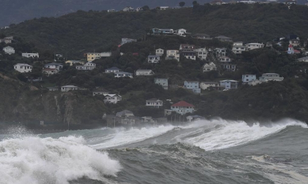 新西兰首都惠灵顿海岸遭遇罕见巨浪