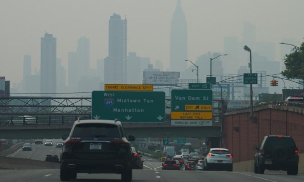 美国西部山火烟尘引发纽约雾霾天气