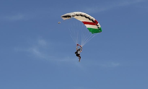 埃及举办第四届金字塔国际跳伞节