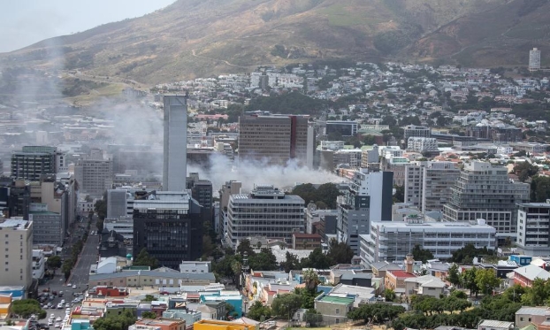 南非议会建筑起火（高清组图）