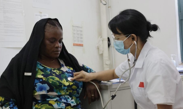 第23批中国援塞拉利昂医疗队救治当地病人2万余名（高清组图）