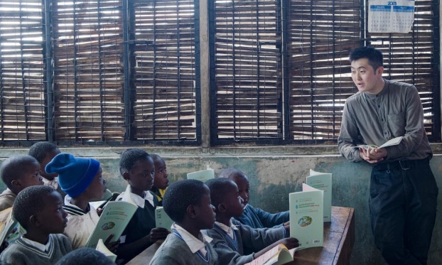 肯尼亚：贫民窟里的读书日活动（高清组图）