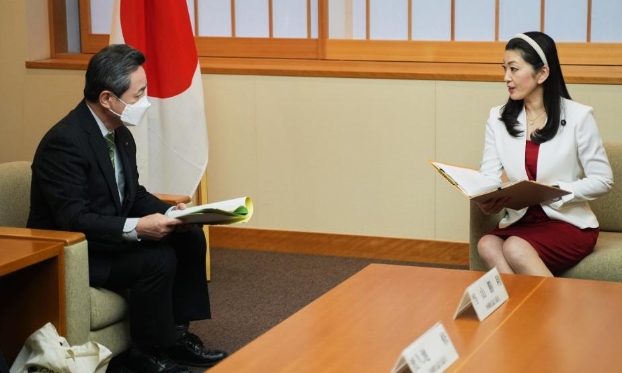 日本冲绳县议员代表团向日本政府递交和平外交意见决议书（高清组图）