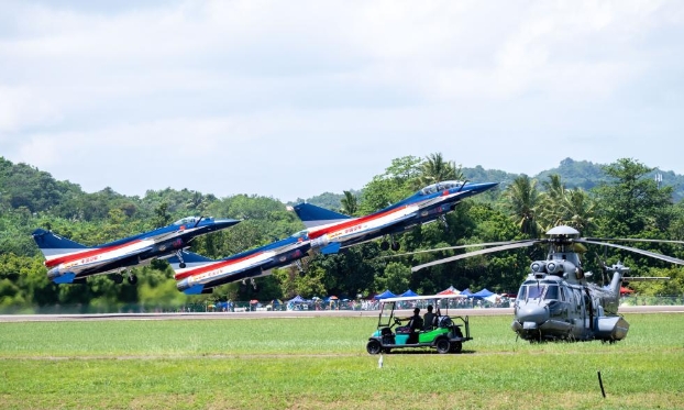 空军八一飞行表演队在马来西亚兰卡威表演