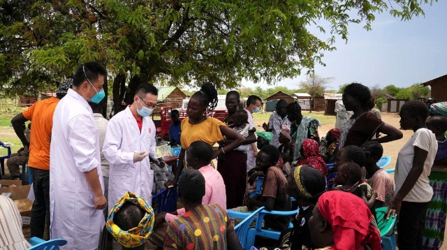 中国援南苏丹医疗队开展义诊并捐赠物资(高清组图)