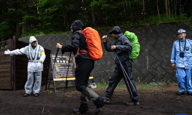 日本：富士山迎来登山季　首次收门票并限流