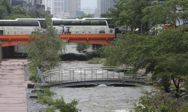 韩国首尔持续降雨