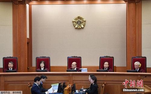 资料图：2017年1月5日，韩国首尔，韩国宪法法院举行总统弹劾案第二次公开庭审辩论。当时院长朴汉彻(中)尚未离任。