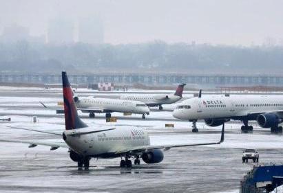 当地时间2014年1月5日，纽约，美国肯尼迪国际机场内一架达美航空飞机在降落时滑出跑道，事故没有造成人员伤亡。据悉，纽约肯尼迪机场被迫关闭。图片来源：CFP视觉中国