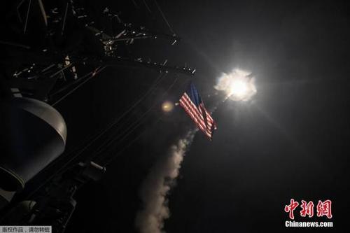 资料图：美军阿利·伯克级驱逐舰波特号发射导弹空袭叙利亚的瞬间。