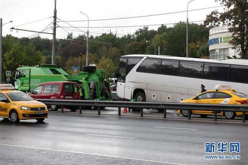 （国际）（5）一载有中国游客大巴在莫斯科发生交通事故致10余人受轻伤