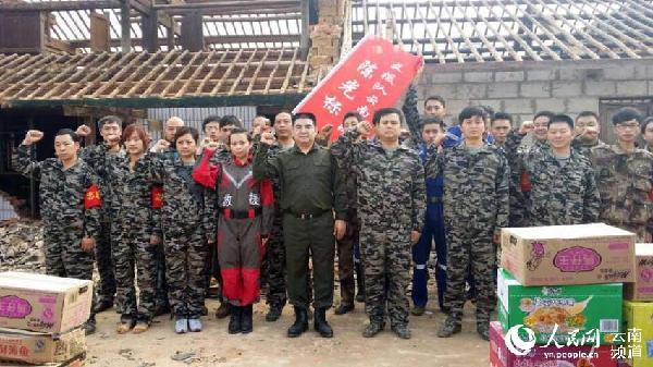 陈光标救援队在永平灾区庄严宣誓。陈光标救援队供图。