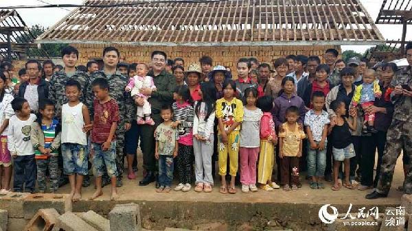 陈光标救援队在永平镇灾区与群众合影。陈光标救援队供图。